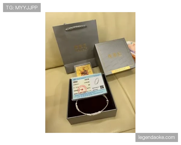 登贝莱又换豪车了?听说他钱包瘦了,手腕上的金表还闪呢! 登贝莱又换豪车了?听说他钱包瘦了,手腕上的金表还闪呢!